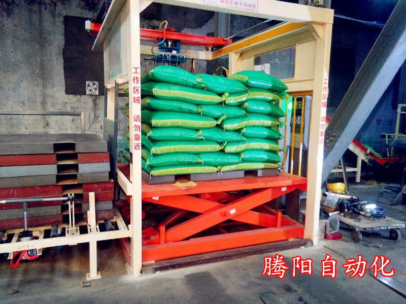 飼料工業(yè)中的全自動碼垛機