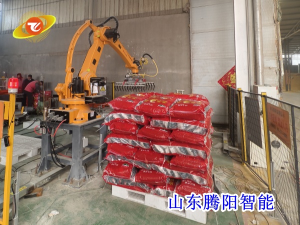<strong>飼料自動化生產(chǎn)線的設(shè)備：定量包裝機(jī)、碼垛機(jī)器人</strong>